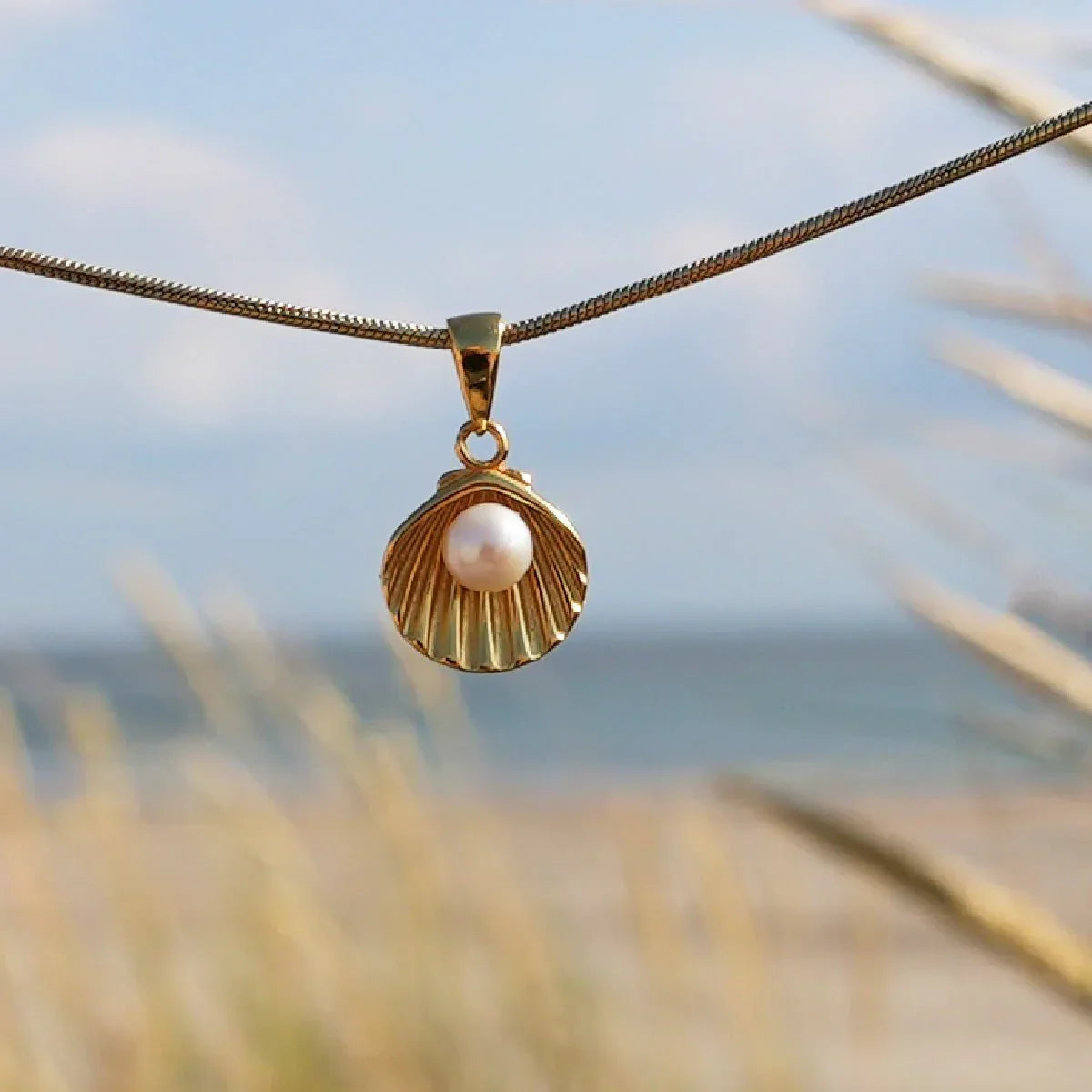 Goldene Muschel-Anhänger Kette mit Perle, maritimer Schmuck am Strand