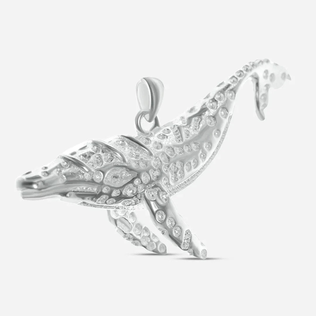 Silberner Wal-Anhänger mit glitzernden Details, maritimer Schmuck, detailreich gestaltet.