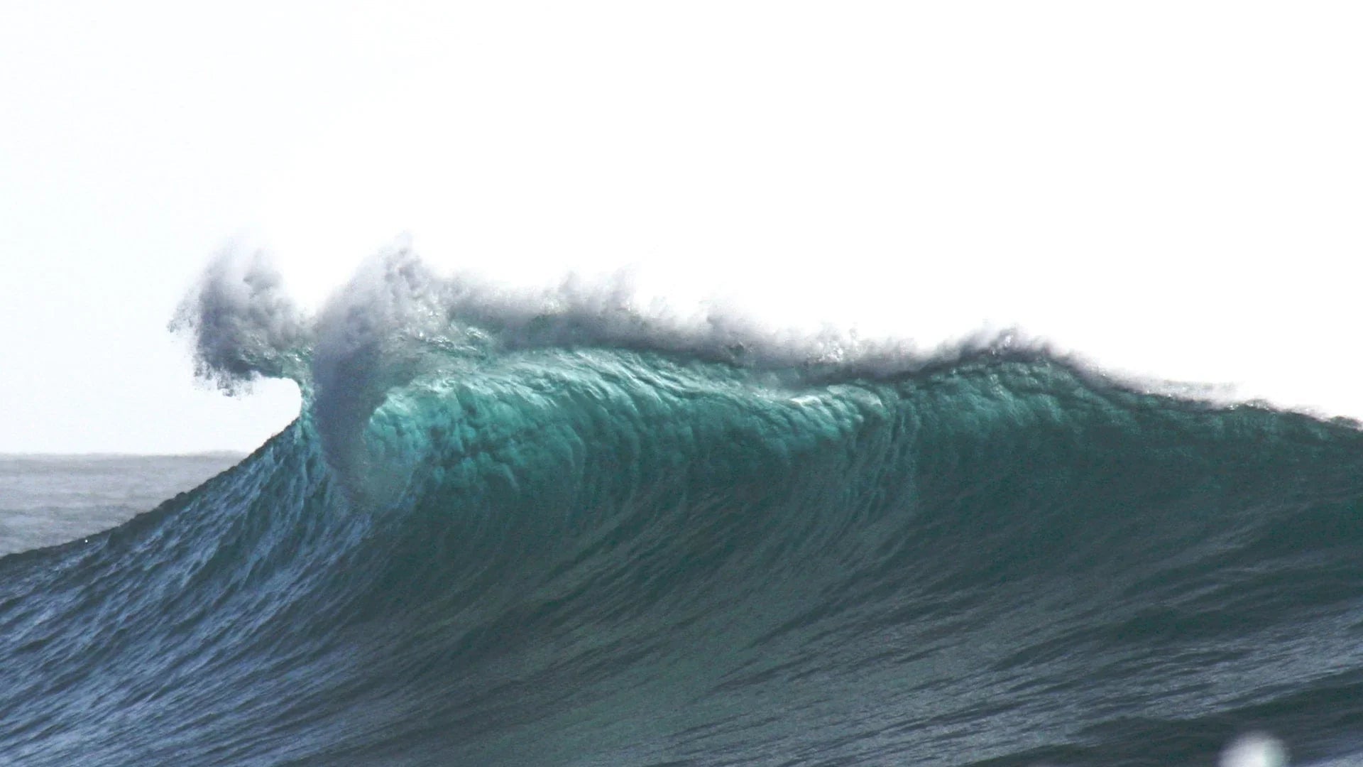 Große Meereswelle mit Schaum, maritimes Küsten- und Strandmotiv