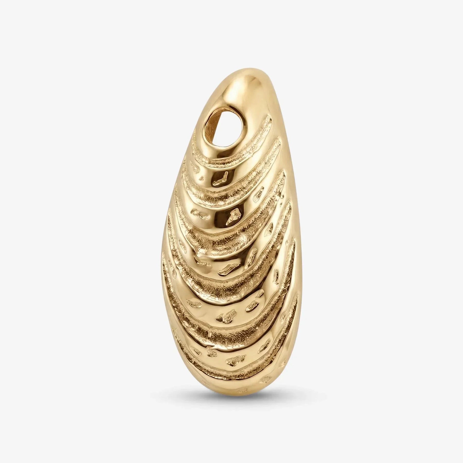 Anhänger aus goldfarbener Muschel, maritimer Schmuck, Muschelanhänger auf Weiß