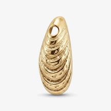 Anhänger aus goldfarbener Muschel, maritimer Schmuck, Muschelanhänger auf Weiß