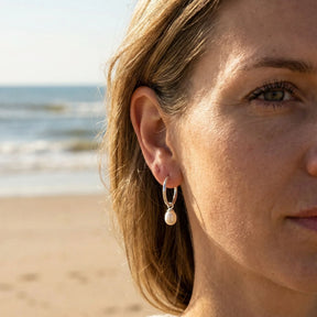 Damen-Ohrring Creole aus Silber mit Perlenanhänger am Strand, maritimer Schmuck