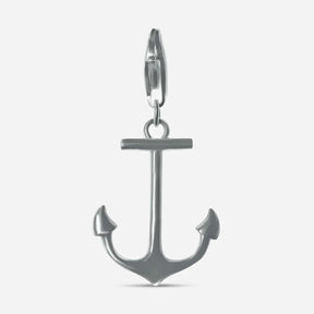 Silberner Anker-Anhänger maritimes Schmuckdesign für Armband vor weißem Hintergrund