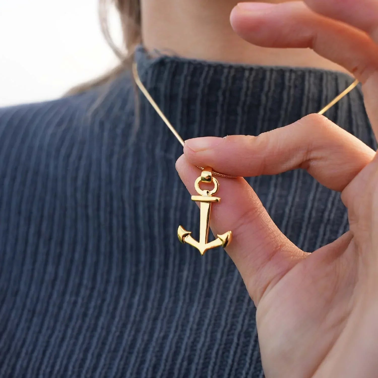 Goldene Ankerkette maritimer Schmuck Anhänger am Hals, Nahaufnahme