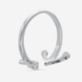 Silberner Anker-Ring, maritimer Schmuck, filigran, auf weißem Hintergrund