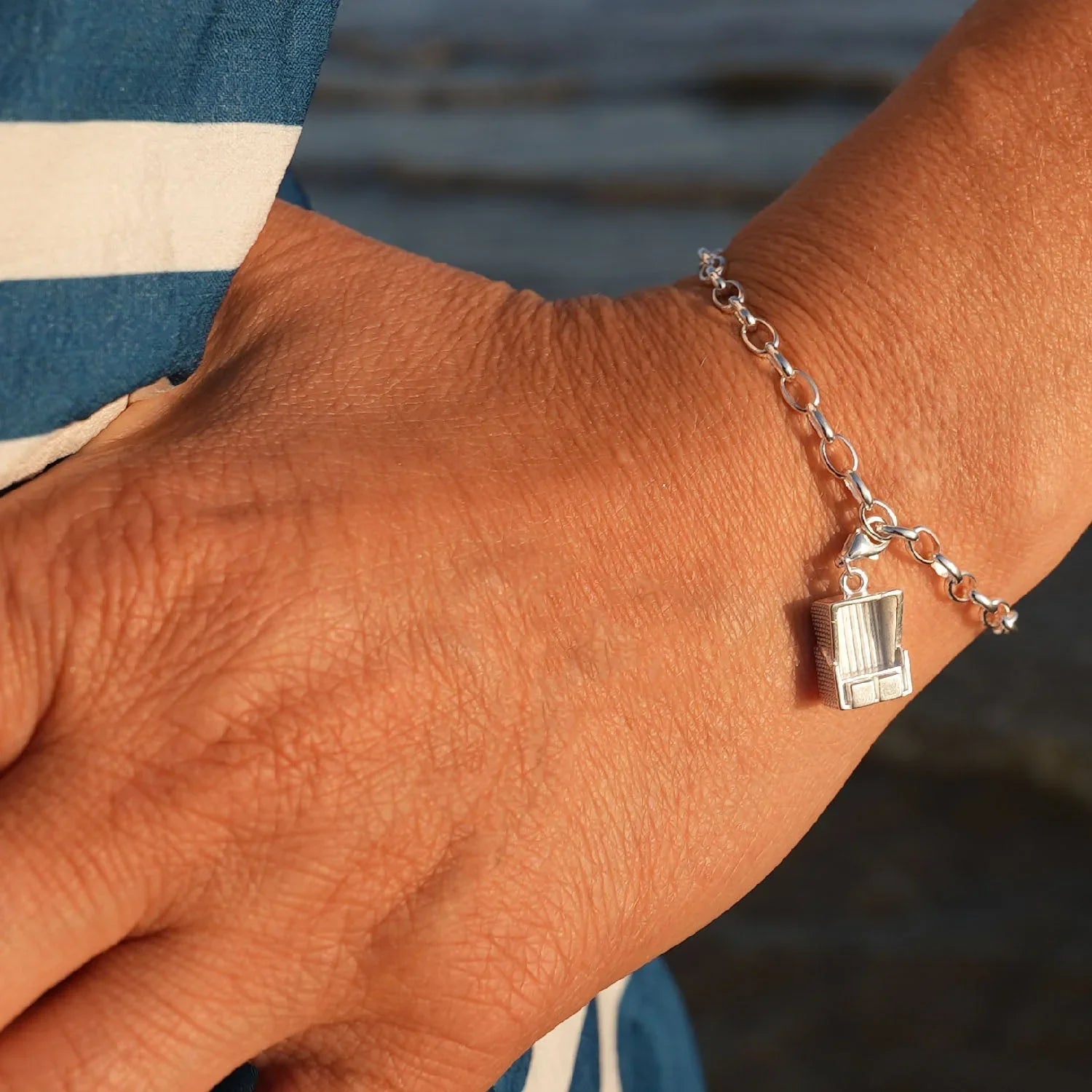 Silbernes Armband mit Strandkorb-Charm, maritimer Schmuck am Handgelenk am Meer