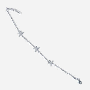 Silberarmband mit drei Seestern-Anhängern, maritimer Schmuck auf weißem Hintergrund