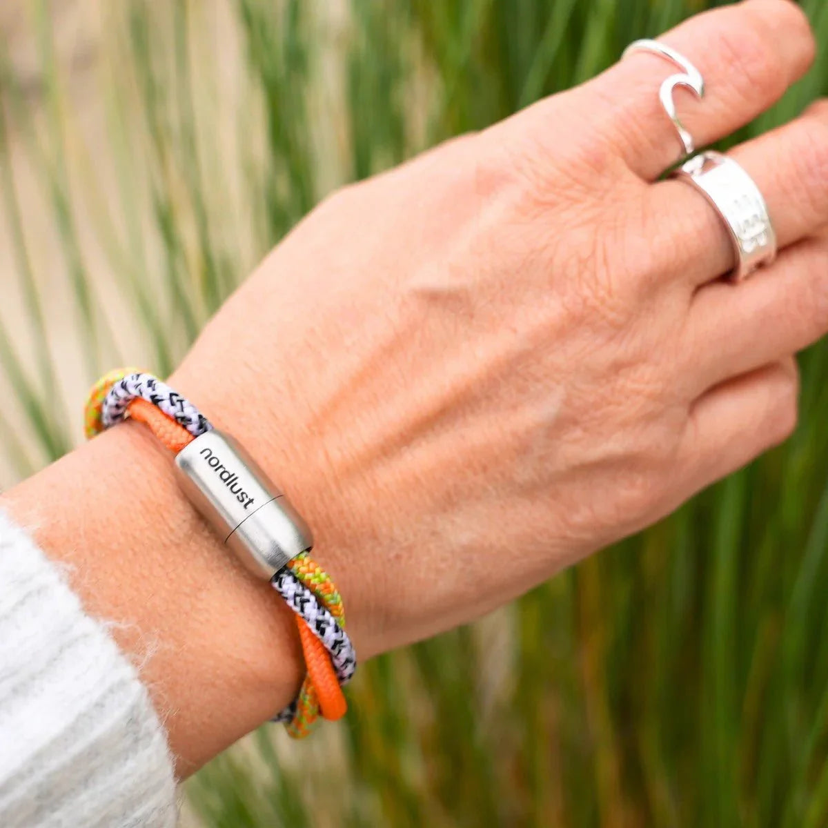 Maritimes Armband aus orangefarbenem und gemustertem Seil mit Magnetverschluss am Handgelenk