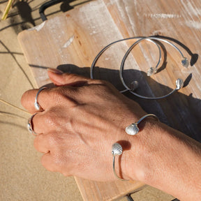 Silberner Armreif mit Muschel-Design, maritimer Schmuck, am Handgelenk getragen