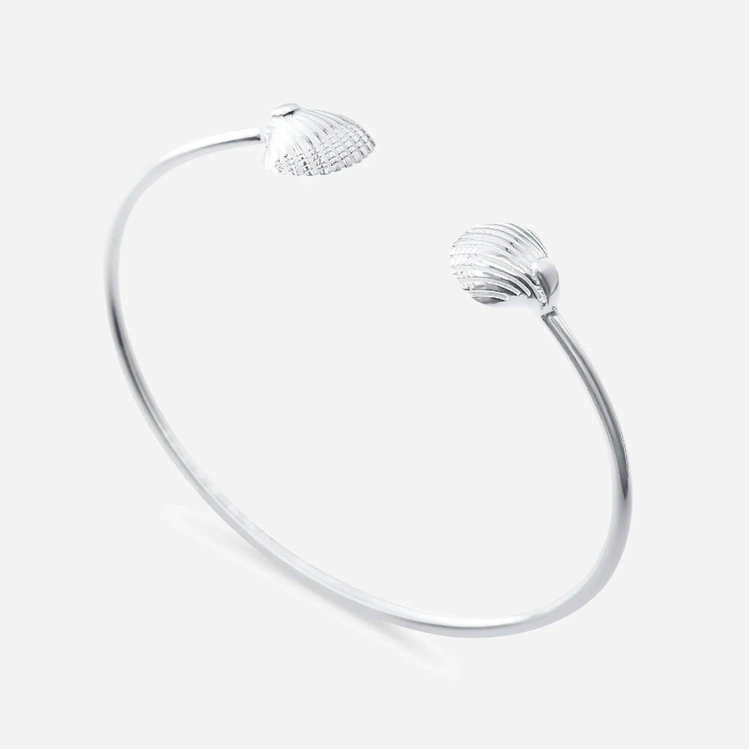 Silberner Armreif mit Muschel-Design, maritimer Schmuck, minimalistisch