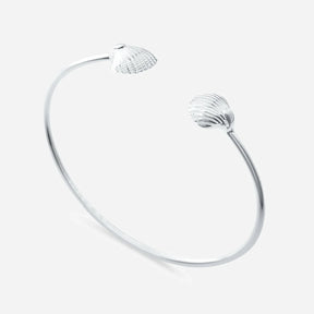 Silberner Armreif mit Muschel-Design, maritimer Schmuck, minimalistisch