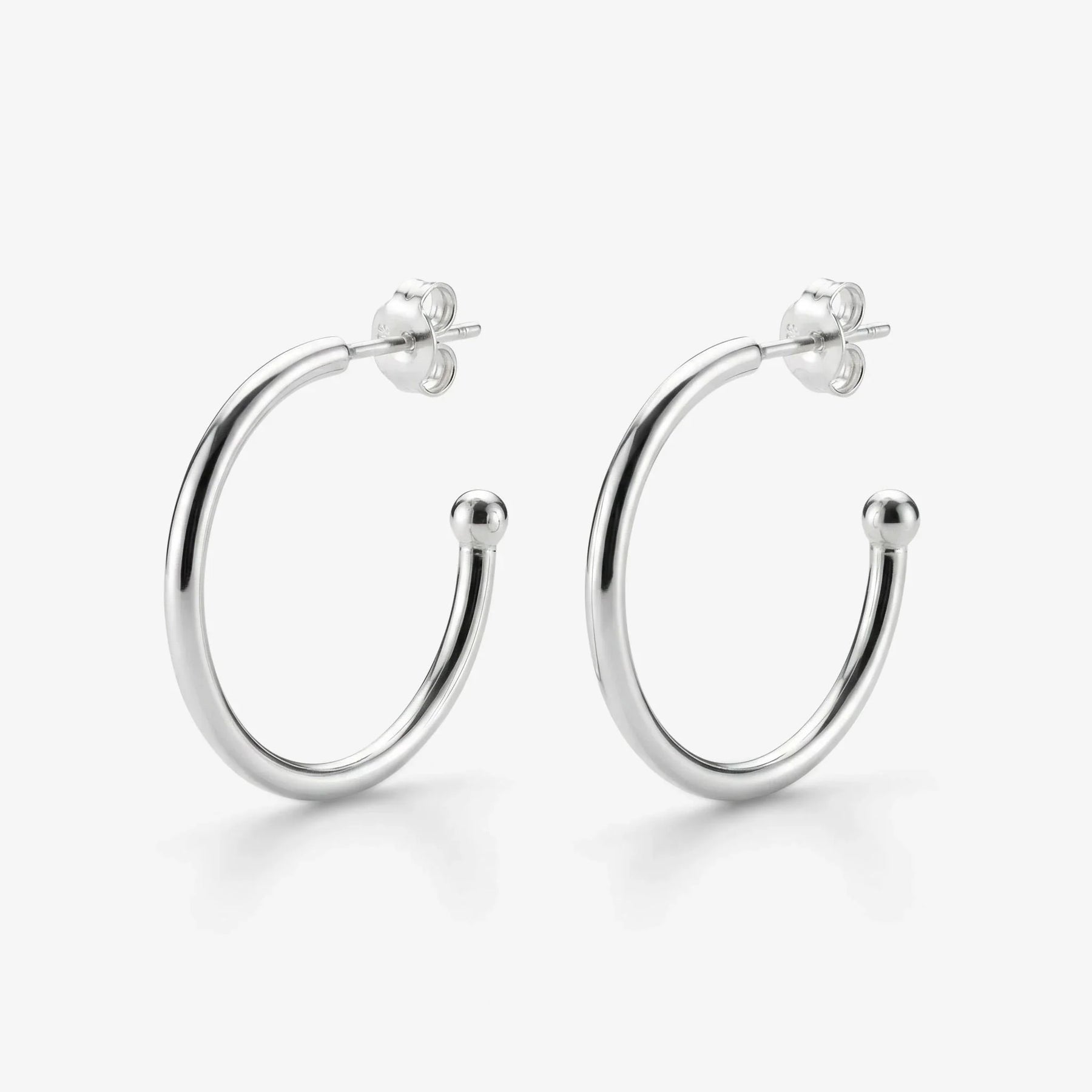 Creolen Silber für Anhänger, glänzende Ohrringe offen, minimalistisches Schmuckdesign