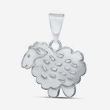 Silberner Deichschaf Anhänger, maritimer Schmuck, Schaf-Motiv vor weißem Hintergrund