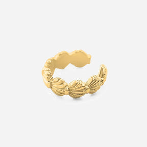 Goldener Earcuff in Muschelform, maritimer Ohrschmuck vor weißem Hintergrund
