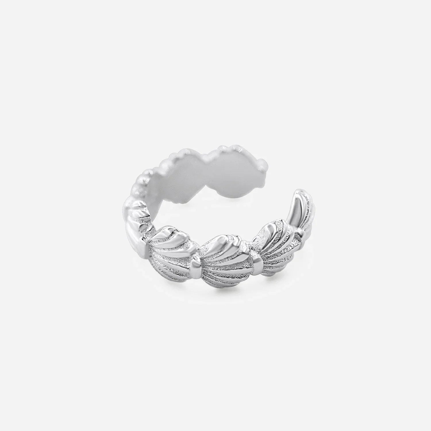 Silberner Ear Cuff mit Muschelmotiv, maritimer Schmuck für das Ohr, vor weißem Hintergrund