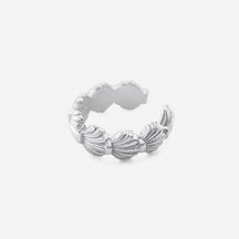 Silberner Ear Cuff mit Muschelmotiv, maritimer Schmuck für das Ohr, vor weißem Hintergrund