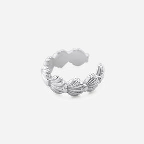 Silberner Ear Cuff mit Muschelmotiv, maritimer Schmuck für das Ohr, vor weißem Hintergrund