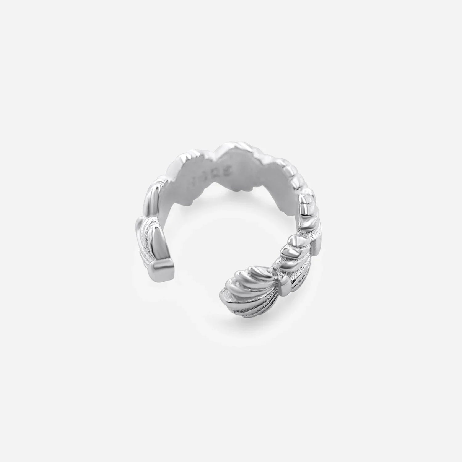 Silberner Earcuff mit Muschel-Motiv, maritimer Ohrschmuck auf weißem Hintergrund