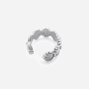 Silberner Earcuff mit Muschel-Motiv, maritimer Ohrschmuck auf weißem Hintergrund