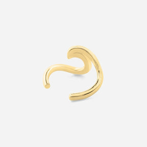 Goldener Ear Cuff in Wellenform, minimalistischer maritimer Ohrschmuck auf weißem Hintergrund
