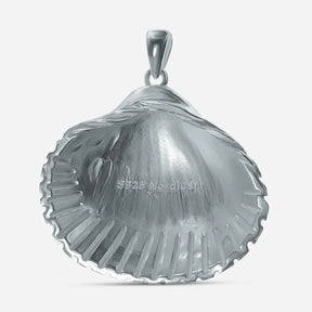 Anhänger aus Silber in Herzmuschel-Form, maritimer Schmuck auf weißem Hintergrund