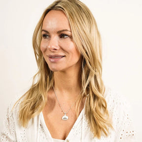 Frau mit silberner Herzmuschel-Kette, maritimer Schmuck, sommerlicher Look