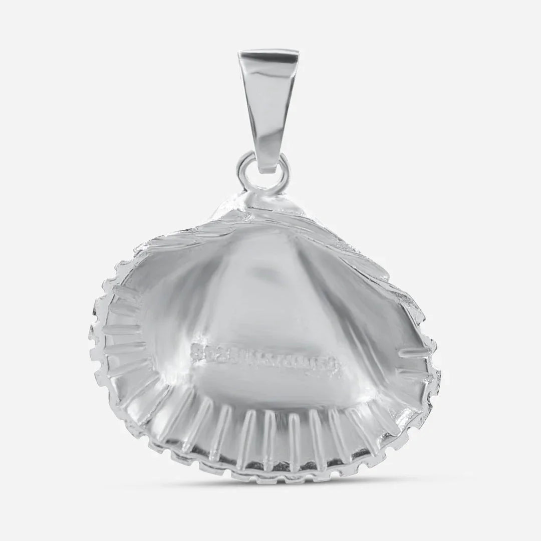 Herzmuschel Anhänger aus Silber, maritimer Schmuck, Muschelform auf weißem Hintergrund