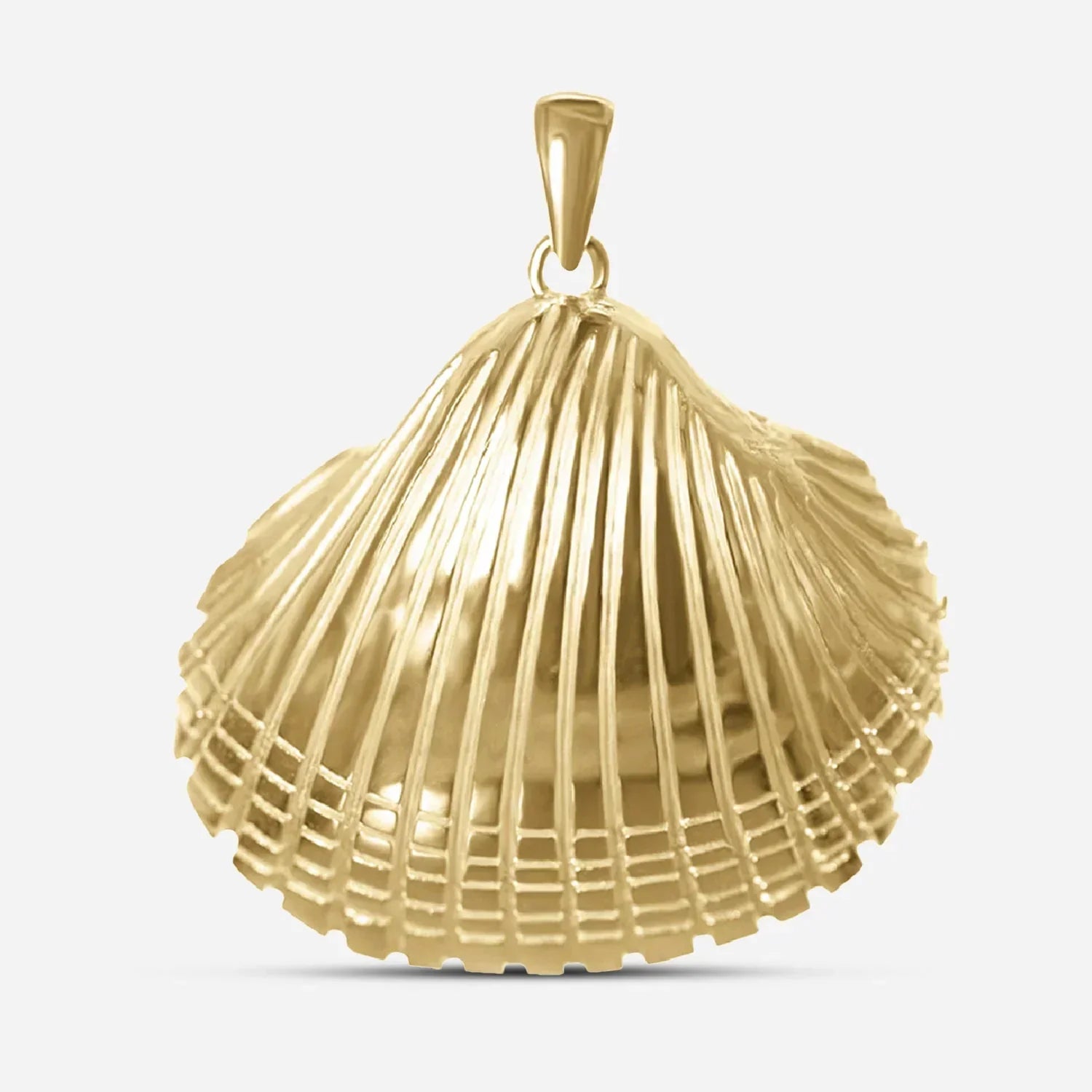 Goldener XXL Herzmuschel-Anhänger maritimer Schmuck auf weißem Hintergrund