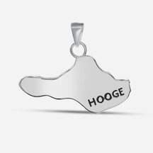 Silberner Insel-Hooge-Anhänger in Insel-Form, maritimer Schmuck auf weißem Hintergrund.