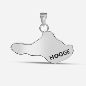Silberner Insel-Hooge-Anhänger in Insel-Form, maritimer Schmuck auf weißem Hintergrund.