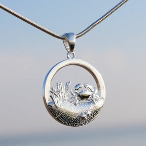 Silberner Anhänger mit Krebs-Motiv, maritimer Schmuck, detailreiche Kette für Strandliebhaber