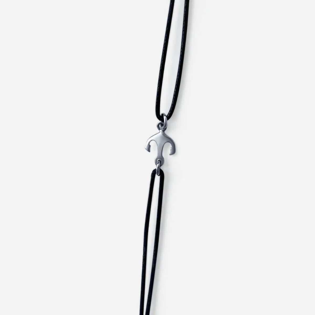 Schwarzes Lederarmband mit silbernem Anker als maritimer Schmuck auf weißem Hintergrund