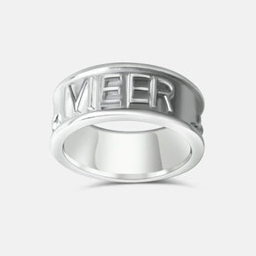 Silberner Ring mit dem Schriftzug MEER, maritimer Schmuck auf weißem Hintergrund