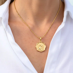 Goldene Meerjungfrau-Kette mit rundem Anhänger im maritimen Design, getragen am Hals