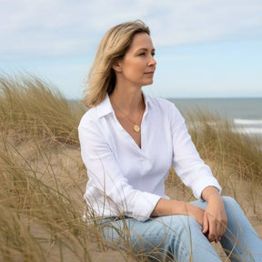 Frau am Strand mit rundem 18k vergoldetem Meerjungfrau-Anhänger, maritimer Schmuck