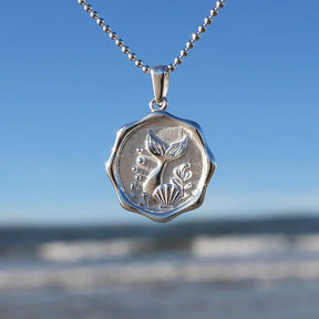Silberner Anhänger mit Meerjungfrau und Muscheln, maritimer Schmuck am Strand