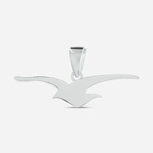 Anhänger in Möwenform aus glänzendem Silber, maritimer Schmuck, vor weißem Hintergrund