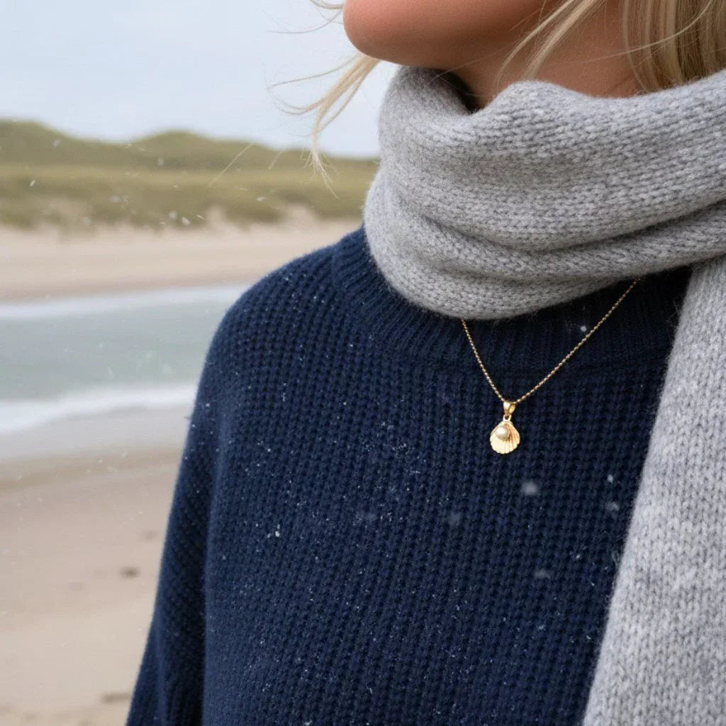 Damen tragen goldene Muschelkette am Strand, maritimer Schmuck, Küstenstil
