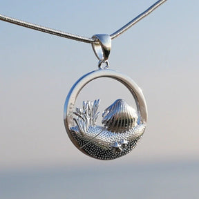 Silberner Anhänger mit Muschel, Dünen und Seestern maritimes Schmuckdesign