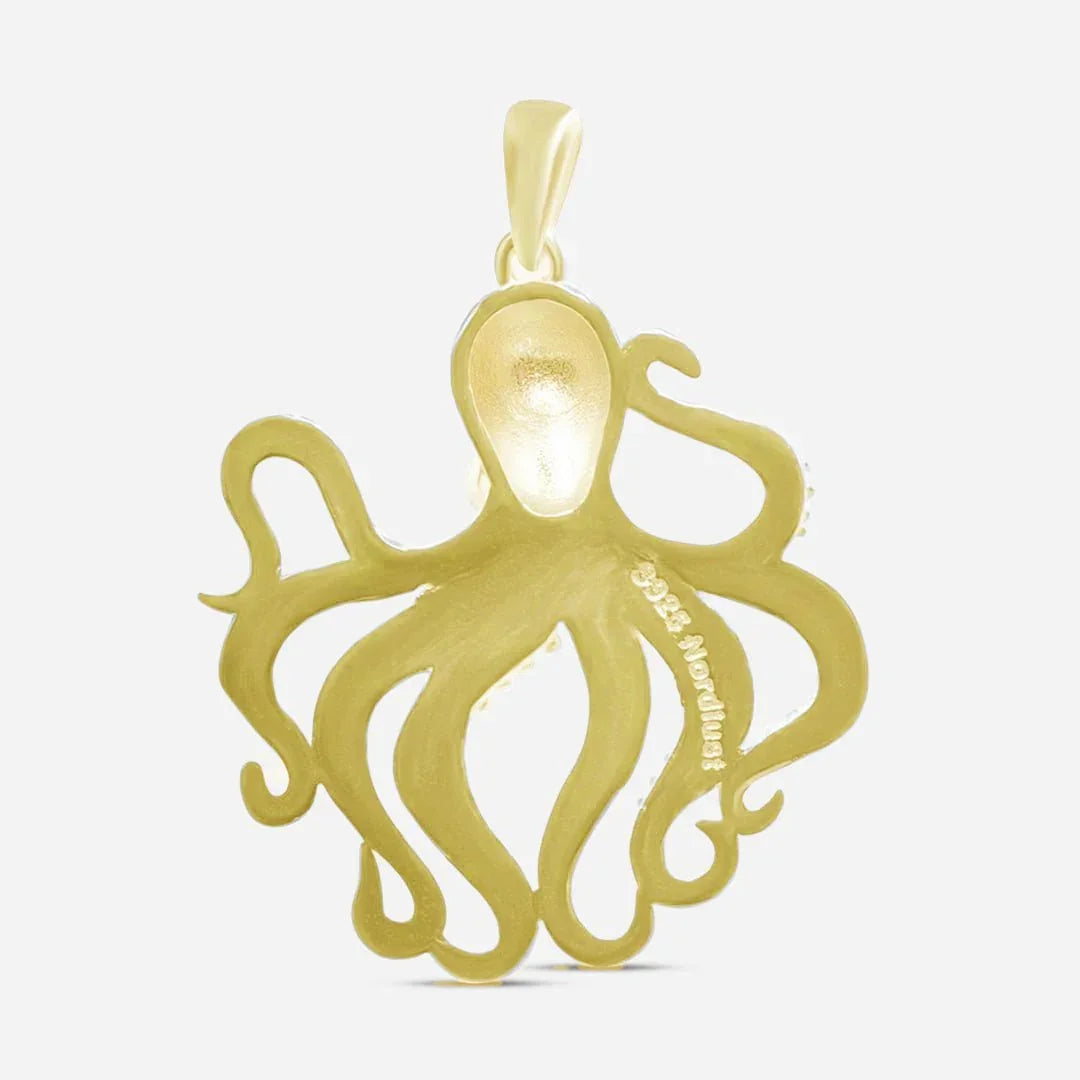 Goldener Oktopus Anhänger maritimer Schmuck, filigranes Design auf hellem Hintergrund