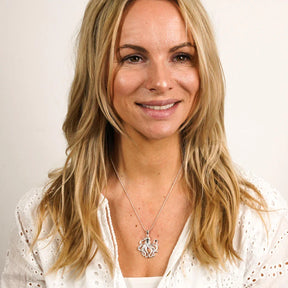 Frau trägt silberne Kette mit Oktopus Anhänger, maritimer Schmuck, weißes Oberteil