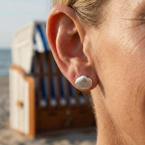 Ohrstecker Muschel silber am Ohr, maritimer Schmuck am Strand