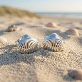 Silberne Herzmuschel Ohrringe im Sand am Strand, maritime Schmuck Ohrstecker