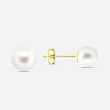 Ohrstecker mit weißer Perle und goldener Fassung auf hellem Hintergrund