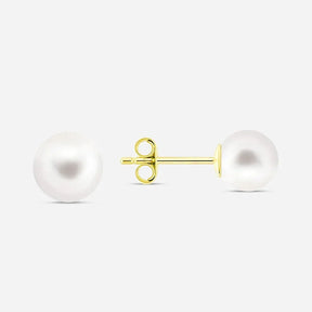 Ohrstecker mit weißer Perle und goldener Fassung auf hellem Hintergrund