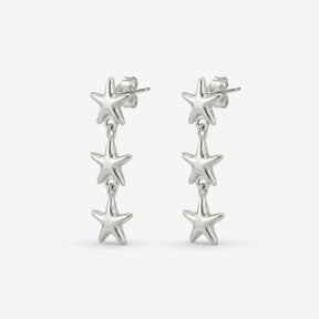 Silberne Ohrstecker mit drei Seesternen, maritimer Schmuck, auf weißem Hintergrund.