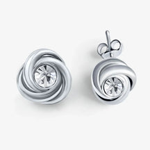 Ohrstecker aus Silber mit Knoten-Design und glänzendem Kristall in der Mitte
