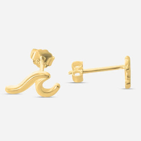 Goldene Ohrstecker in Wellenform, maritimer Schmuck auf weißem Hintergrund