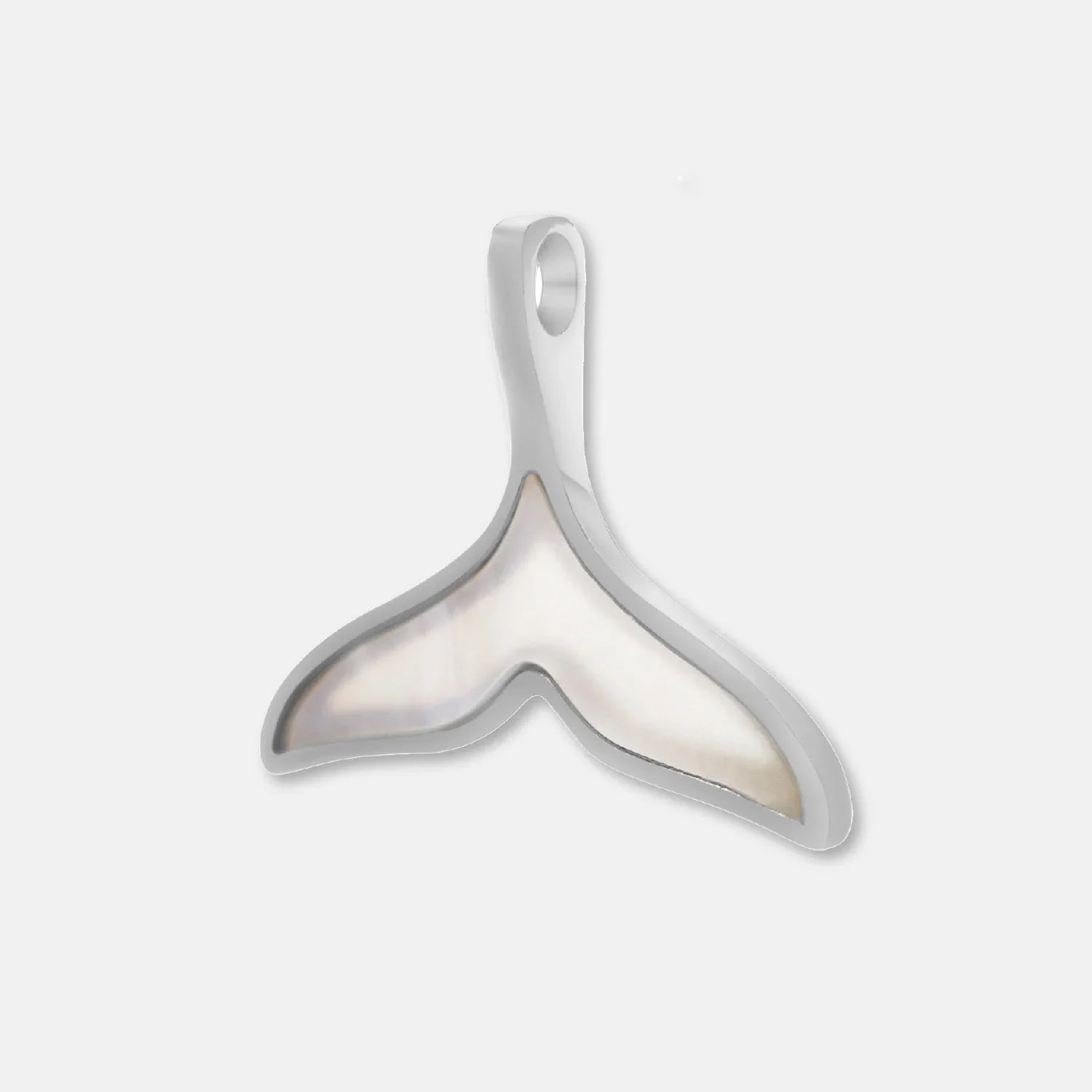 Anhänger Walflosse aus Silber mit Perlmutt, maritimer Schmuck, auf weißem Hintergrund