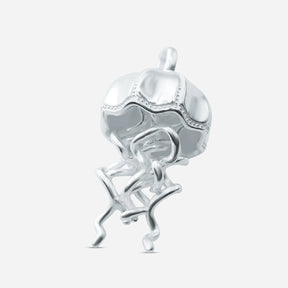 Silberner Anhänger in Form einer Qualle, maritimer Schmuck auf weißem Hintergrund